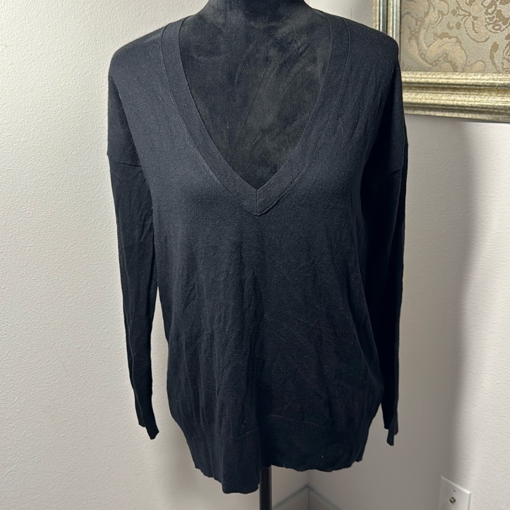 Banana Republic Sz‎ M silk cotton blend V neck light sweater long sleeves black